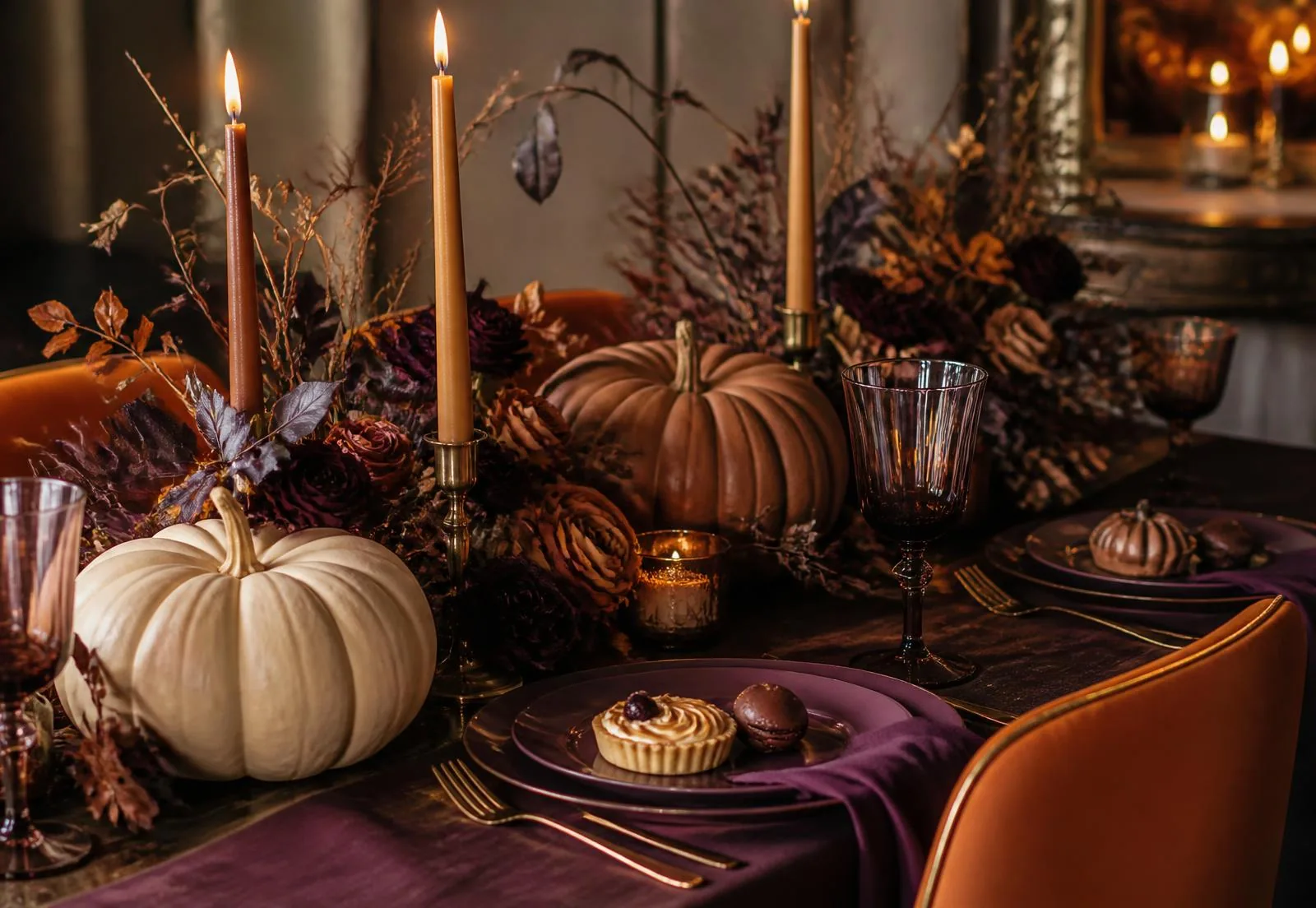 Decoração elegante de Halloween com abóboras, velas e mesa temática