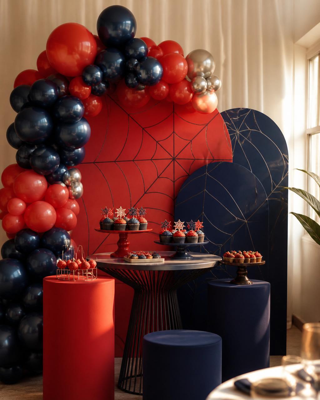 Decoração de festa infantil tema Homem-Aranha em vermelho e azul com painel de teia